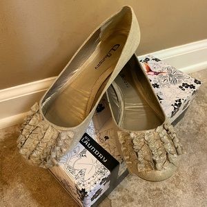Super cute CL by Laundry champagne flats.